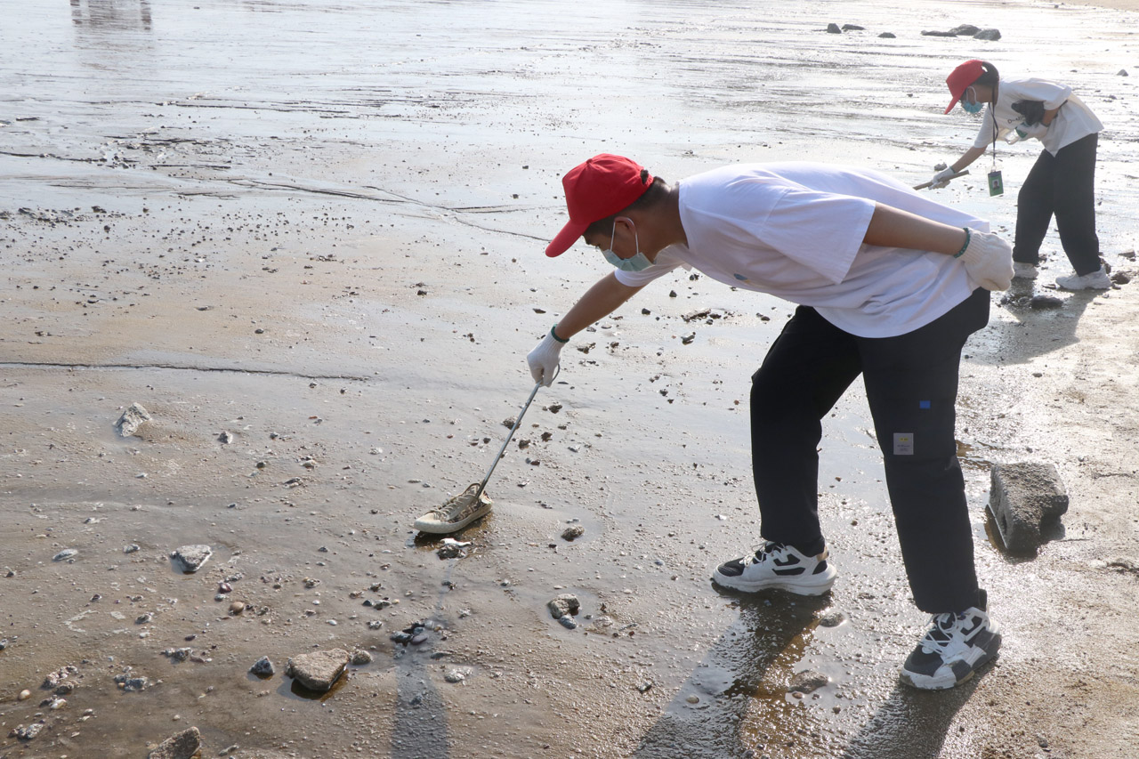 志愿者清洁沙滩上的垃圾1.JPG