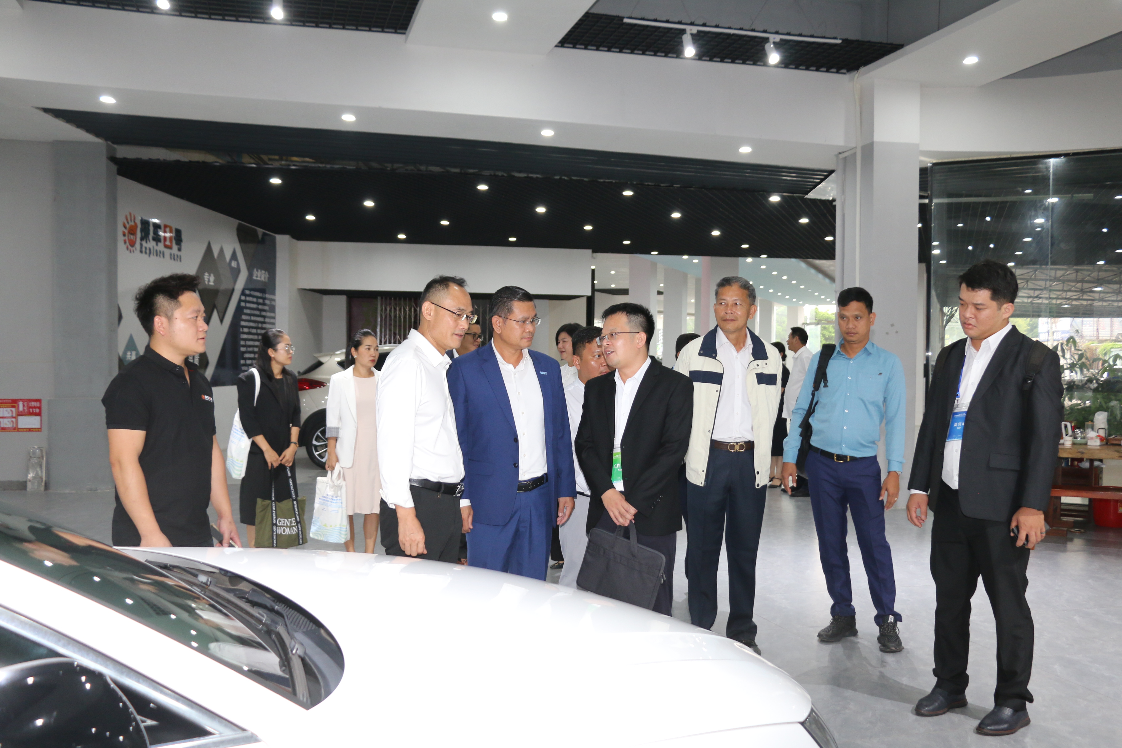 代表团参观我校探车一号校企合作基地1.JPG