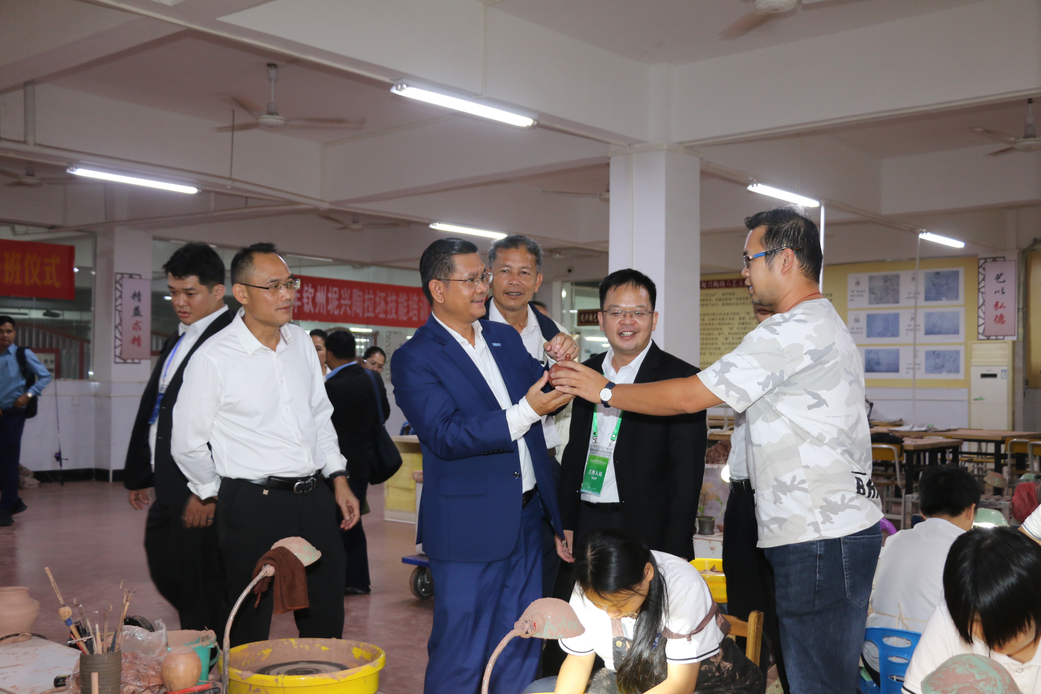 代表团参观坭兴陶实训室.JPG