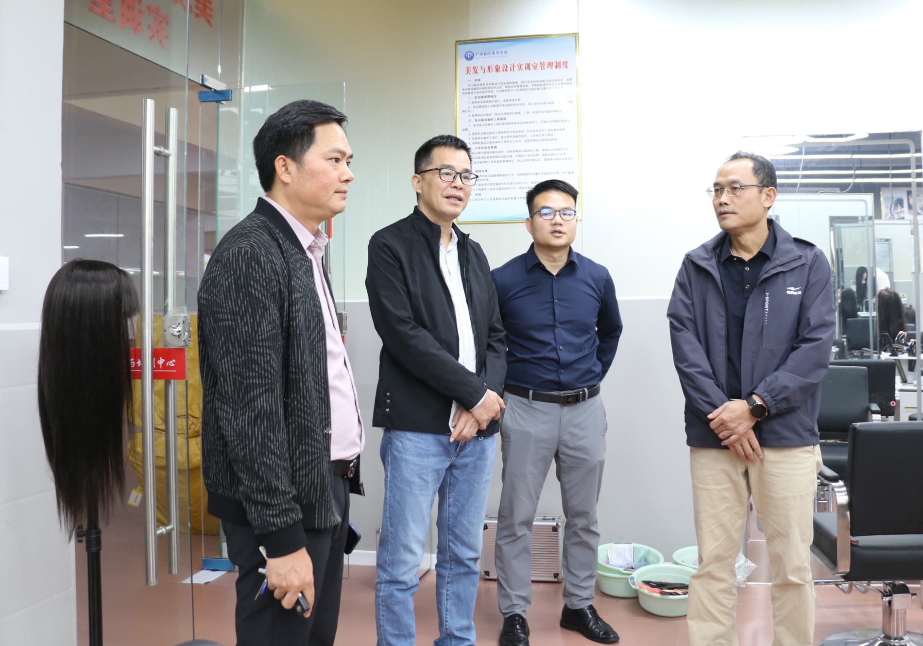 03参观美发与形象设计实训室.JPG