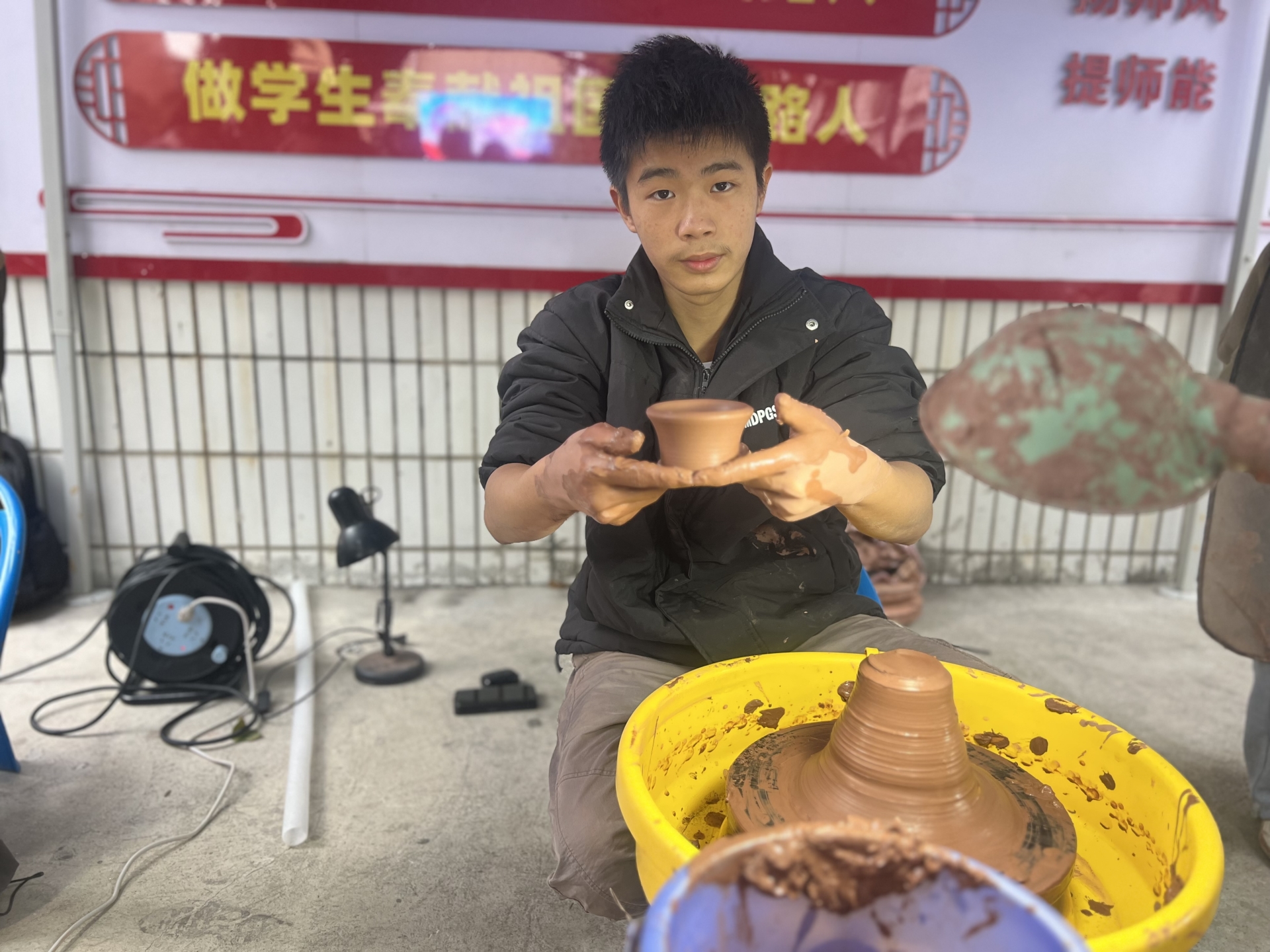 学生展示坭兴陶作品.jpg