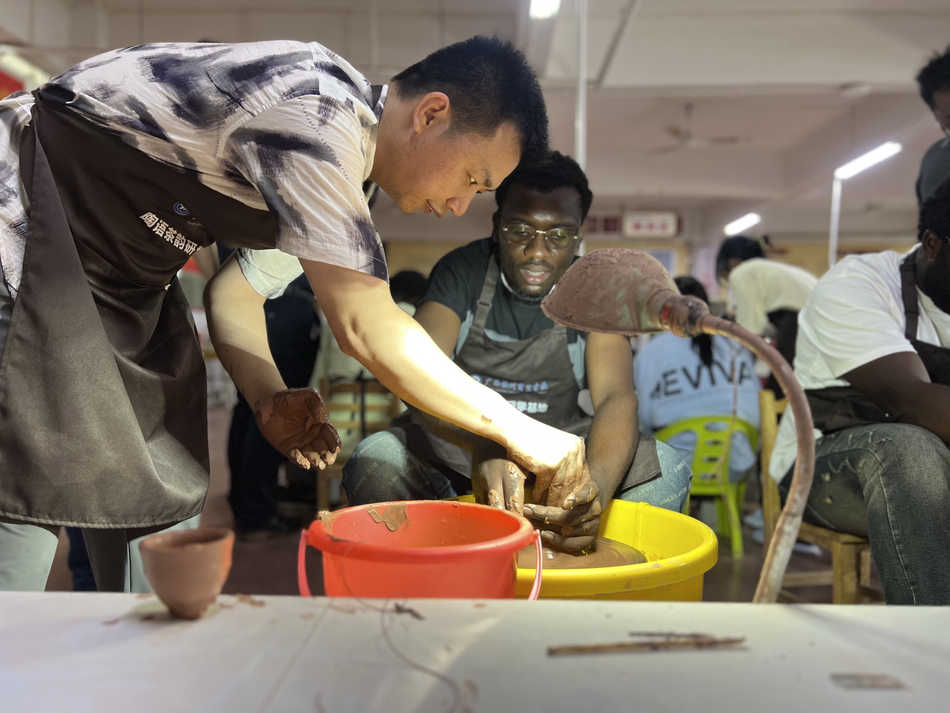 张海老师讲授坭兴陶拉胚制作流程.jpg