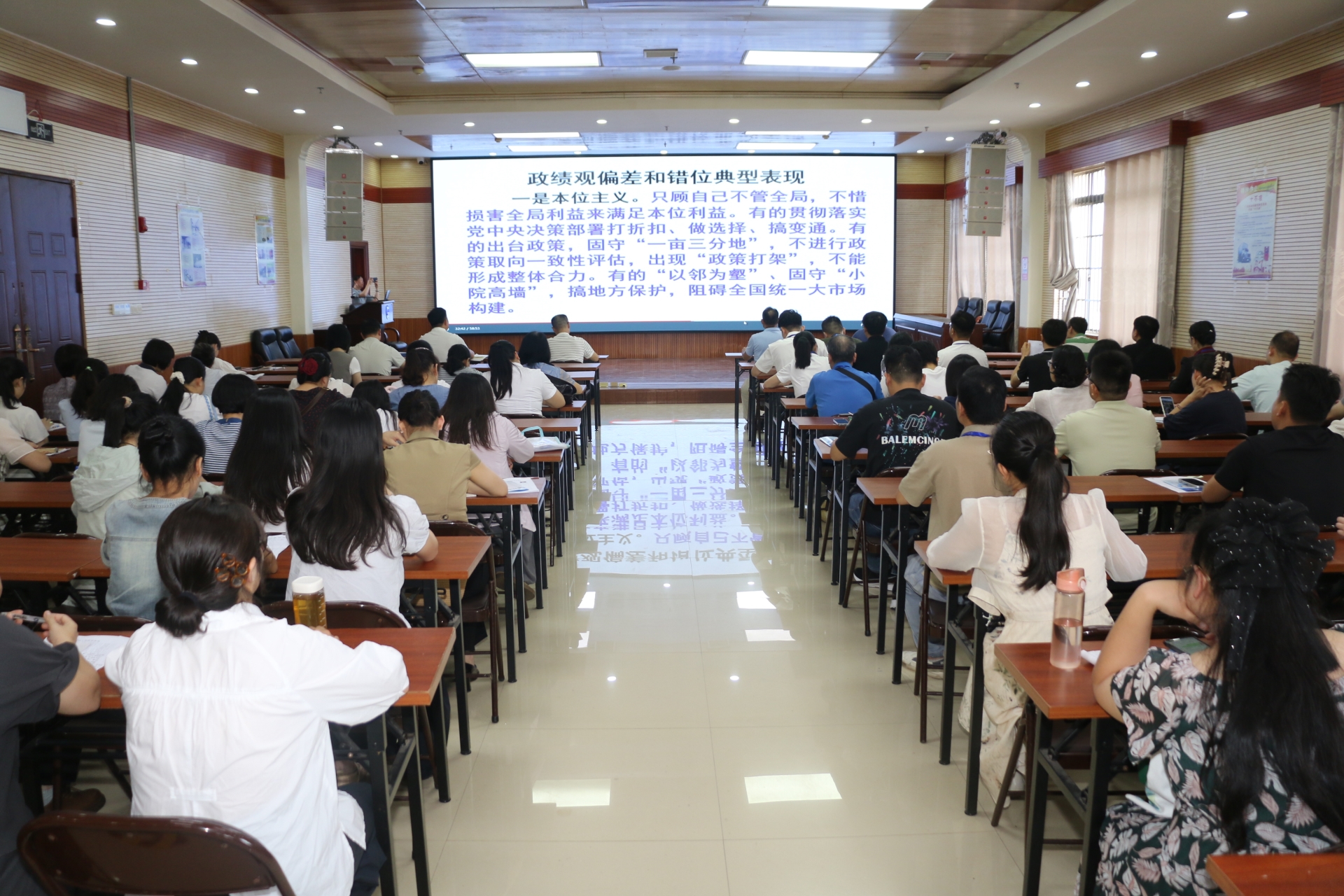 收看树立和践行正确政绩观教育片.JPG