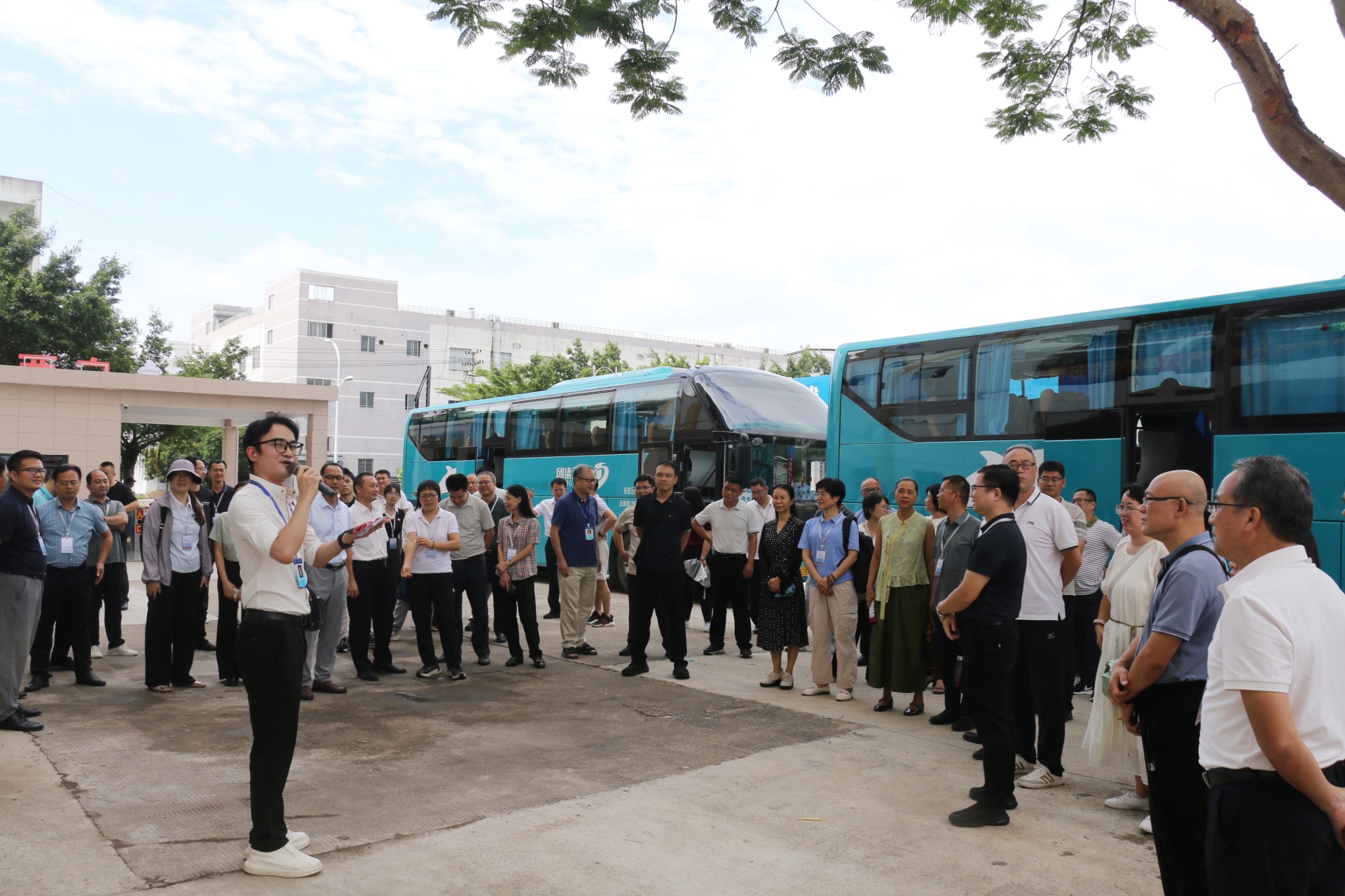 区联社干部一行人到达我校高新校区.jpg