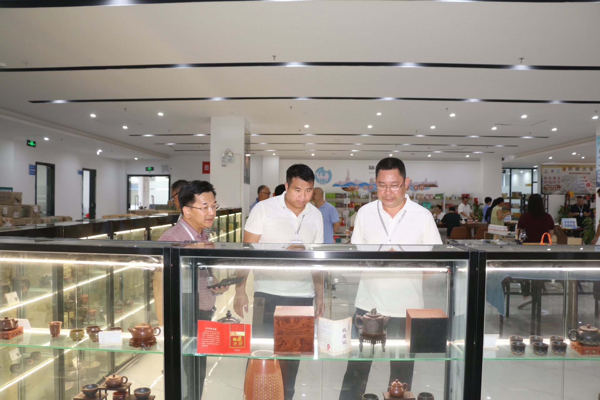 参观坭兴陶展品.JPG